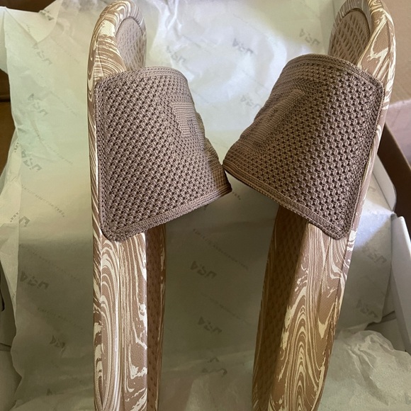 SOLD‼️APL BL TECHLOOM SLIDE Almond /Cream / Marble Sandals with Textured Eleganc - Picture 2 of 6